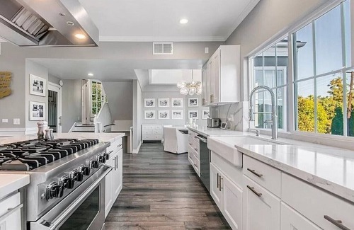 Woodland Hills Casa | Stunning 4,000+ sqft Multi-Level 5 Bed / 5 Bath Home - Amazing Location & Price!