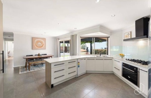 Eagle Heights Casa | Stunning 4-Bedroom Home with Breath-taking Gold Coast City Views!