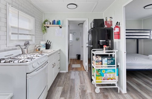 Wildwood Apartamento | Stunning 4 BDRM Pets OK, walk 2 beach, cafe, rest