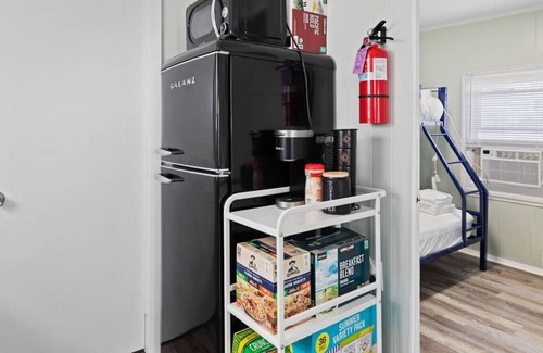 Wildwood Apartamento | Stunning 4 BDRM Pets OK, walk 2 beach, cafe, rest