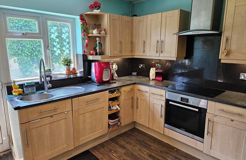 Sutton Casa | Stunning 4 bed house with huge garden and parking