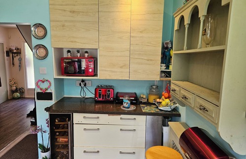 Sutton Casa | Stunning 4 bed house with huge garden and parking