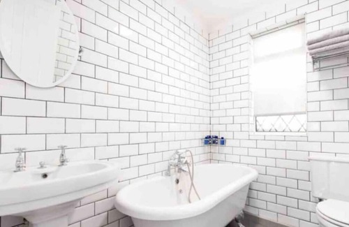 Brooklands Casa | Stunning 4 bedroom detached home