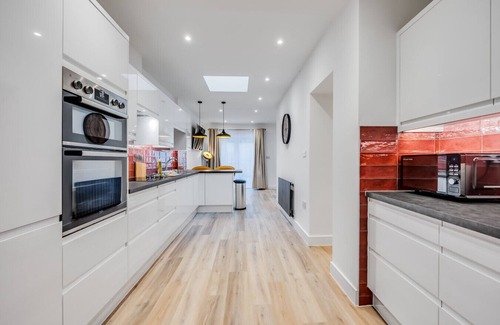 Northampton Casa | Stunning 4 Bedroom 4 Bathroom House Prime Location Pool Table Free Parking Fast Wifi