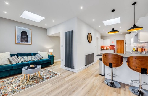 Northampton Casa | Stunning 4 Bedroom 4 Bathroom House Prime Location Pool Table Free Parking Fast Wifi