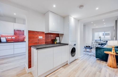 Northampton Casa | Stunning 4 Bedroom 4 Bathroom House Prime Location Pool Table Free Parking Fast Wifi