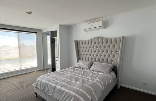 Thomastown Casa | Stunning 4 bedroom House with 2 bathrooms including full ensuite.