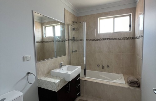 Thomastown Casa | Stunning 4 bedroom House with 2 bathrooms including full ensuite.