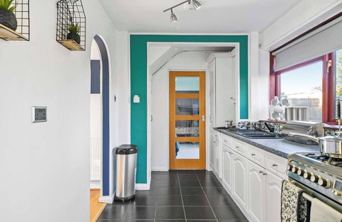 Rugby Casa | Beautiful 4 Bedroom Home with Parking in Rugby