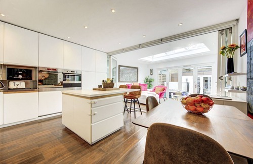 Snaresbrook Casa | Stunning 4 Bedroom House - Hot tub+Gym - Sleeps upto 8 -Escape London, in London