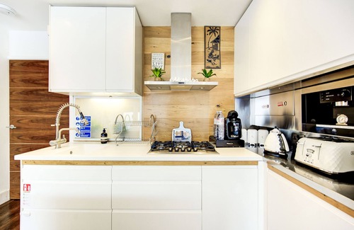 Snaresbrook Casa | Stunning 4 Bedroom House - Hot tub+Gym - Sleeps upto 8 -Escape London, in London