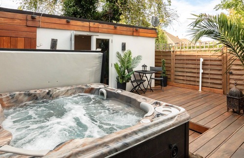 Snaresbrook Casa | Stunning 4 Bedroom House - Hot tub+Gym - Sleeps upto 8 -Escape London, in London