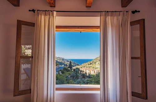 Deia Villa | Stunning 4 bedroom Villa in Deià with salt walter pool, large garden & sea view