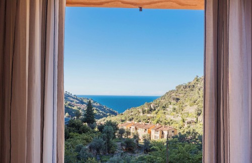 Deia Villa | Stunning 4 bedroom Villa in Deià with salt walter pool, large garden & sea view