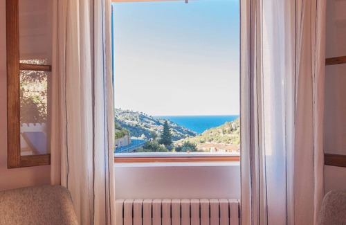 Deia Villa | Stunning 4 bedroom Villa in Deià with salt walter pool, large garden & sea view