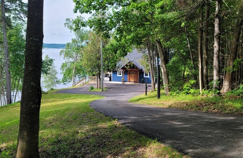 Queensbury Casa | Stunning 4-season, private lakeside getaway near Mactaquac Provincial Park.