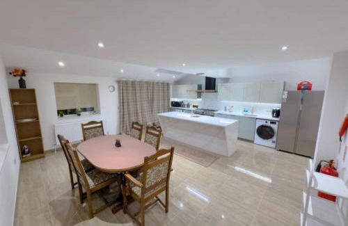 Fairlop Apartamento | Stunning 5 Bedroom House with Spacious Rooms and Amenities