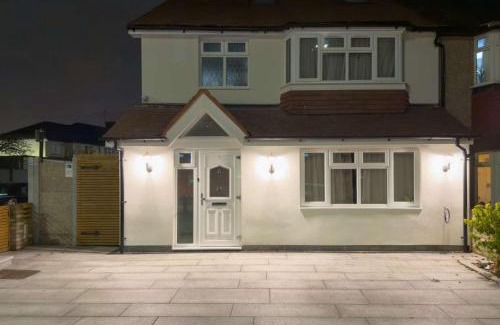 Fairlop Apartamento | Stunning 5 Bedroom House with Spacious Rooms and Amenities