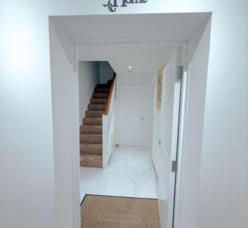 Fairlop Apartamento | Stunning 5 Bedroom House with Spacious Rooms and Amenities