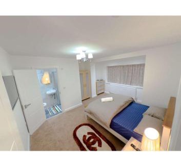 Fairlop Apartamento | Stunning 5 Bedroom House with Spacious Rooms and Amenities