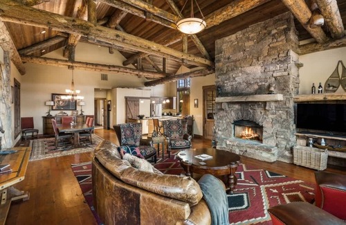 Gallatin Gateway Casa | Stunning 5 Bedroom Big Sky Home on 20 Acres