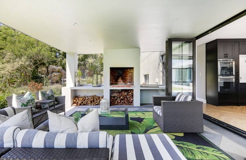 Constantia Casa | Stunning 5 bedroom en-suite home with tennis court