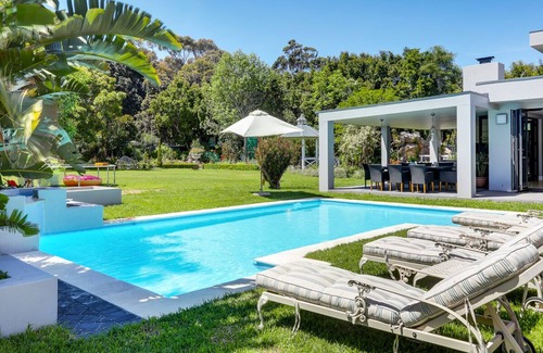 Constantia Casa | Stunning 5 bedroom en-suite home with tennis court
