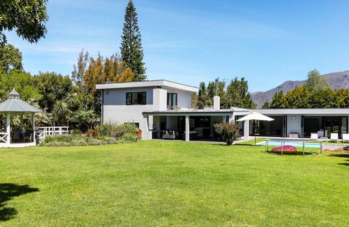 Constantia Casa | Stunning 5 bedroom en-suite home with tennis court