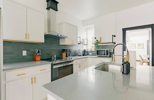 Lancaster Casa | Stunning 5 BR - Heart of Downtown