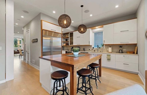 Wicker Park Casa | Stunning 5BR Home with 2 Rooftops, Sauna, Hot Tub!