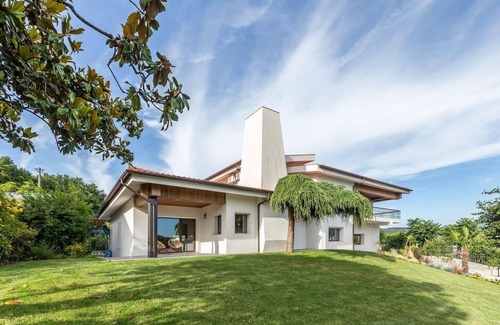 Pevidem Casa | Stunning 6-Bed House in Brito, Guimaraes