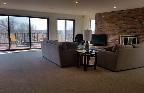 Wakefield-Peacedale Casa | Impresionante 6 habitaciones contemporáneas con una vista georgena de Block Island Sound