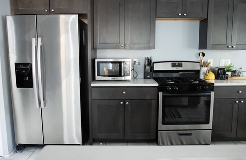 Cleveland Casa | Stunning 6 Bedroom/ 3.5 bath entire home rental