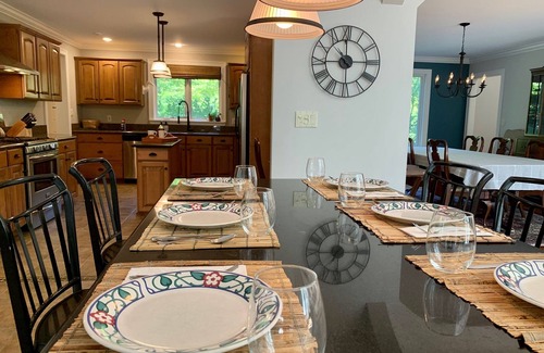 West Hartford Casa | Stunning 6 BR/4.5 BA with 7-person hot tub, pool table and EV charger