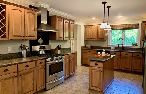 West Hartford Casa | Stunning 6 BR/4.5 BA with 7-person hot tub, pool table and EV charger