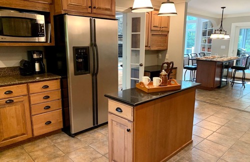 West Hartford Casa | Stunning 6 BR/4.5 BA with 7-person hot tub, pool table and EV charger