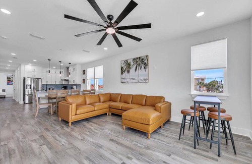 Bahama Beach Casa | ☀️Stunning 6BR Home-Private Pool-Across from Beach-Golden Seashell East☀️