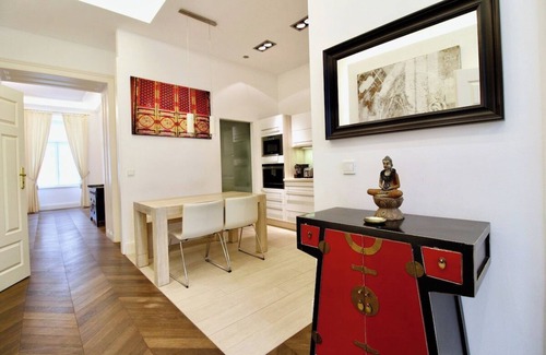 Neubau Apartamento | Stunning 7th District Apt. Balcony and Fireplace