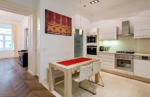Neubau Apartamento | Stunning 7th District Apt. Balcony and Fireplace