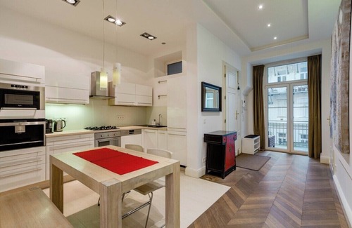 Neubau Apartamento | Stunning 7th District Apt. Balcony and Fireplace