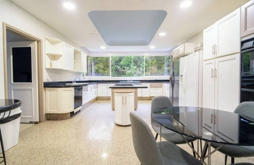 El Poblado Casa | Stunning 7-BR PH with Spa, Concierge, Breakfast & WiFi in Medellín