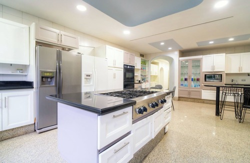 El Poblado Casa | Stunning 7-BR PH with Spa, Concierge, Breakfast & WiFi in Medellín
