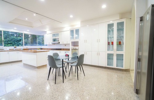 El Poblado Casa | Stunning 9-BR PH with Spa, Concierge, Breakfast & WiFi in Medellín