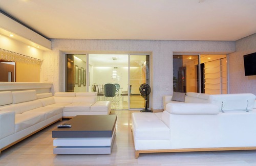 El Poblado Casa | Stunning 9-BR PH with Spa, Concierge, Breakfast & WiFi in Medellín