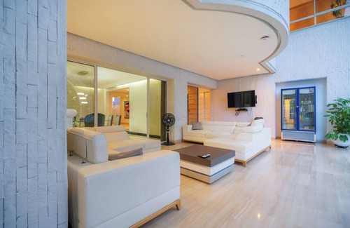 El Poblado Casa | Stunning 9-BR PH with Spa, Concierge, Breakfast & WiFi in Medellín