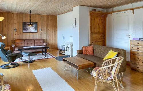 Nesset Apartamento | Stunning Apartment In Eidsvåg I Romsdal