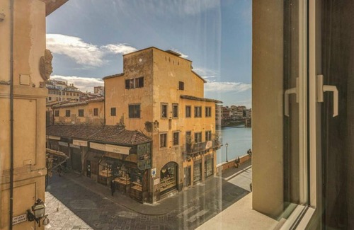 San Niccolo Apartamento | Stunning Apartment with Ponte Vecchio and Arno River Views