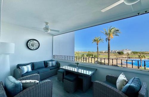 Jeronimo y Avileses y Balsicas de Arriba Apartamento | Stunning apartment with pool, golf and lake views