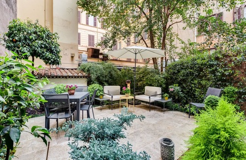 Rione III Colonna Apartamento | Stunning Apartment With Private Garden