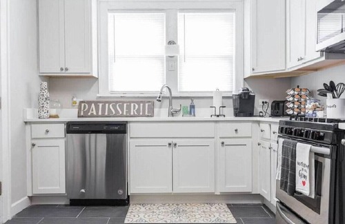 Libertyville Apartamento | Stunning apt in DT Libertyville - Near Naval Base